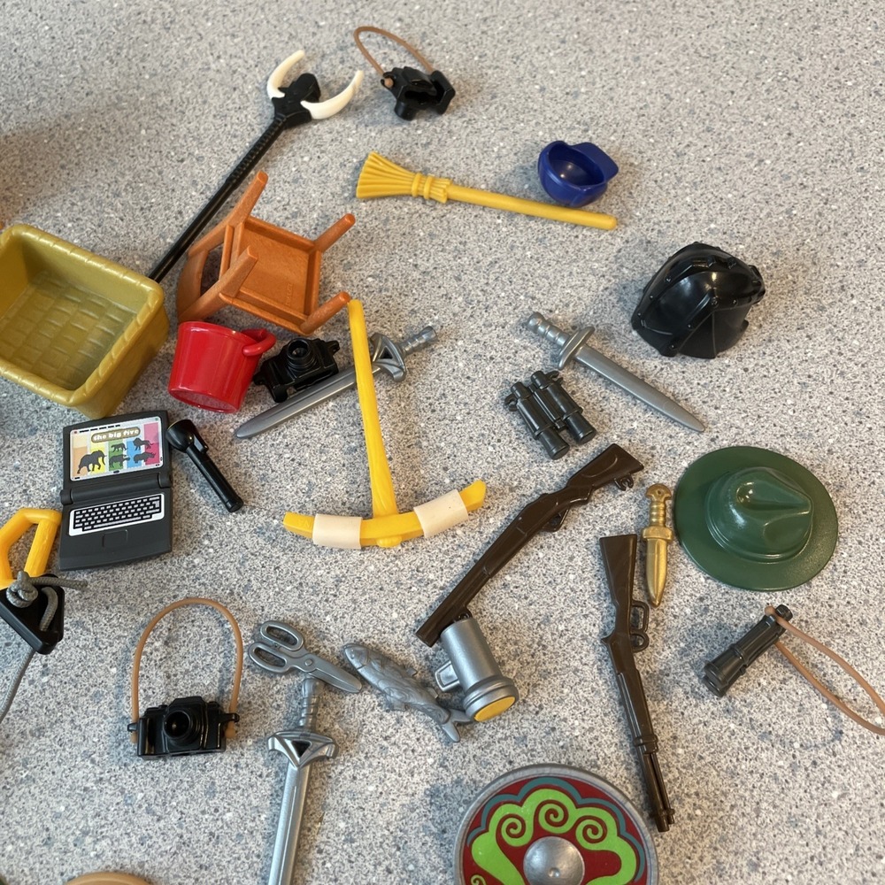 Large LOT Of Playmobil Accessories and people Hats Weapons Zoo Keeper Safari - Picture 7 of 7